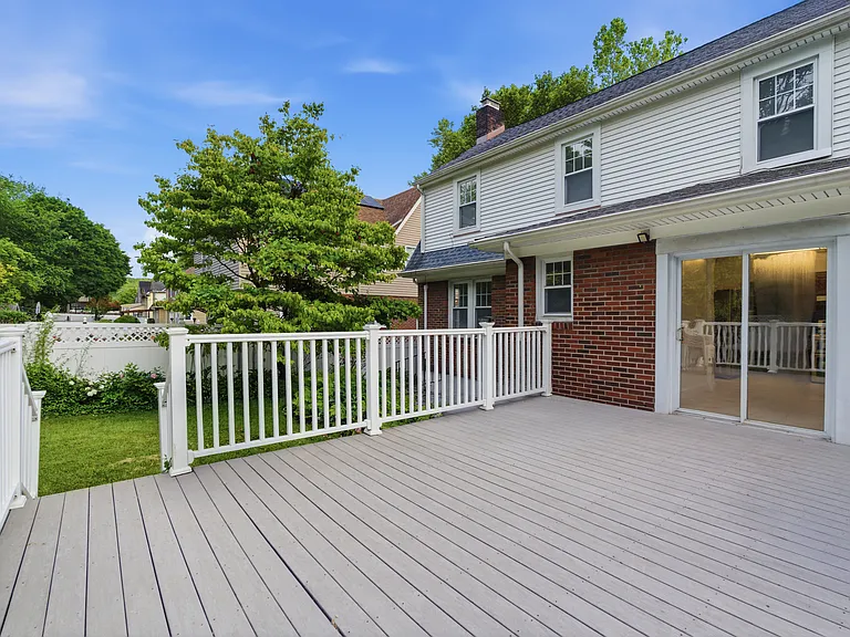135 Rockwood Pl — Photo 2