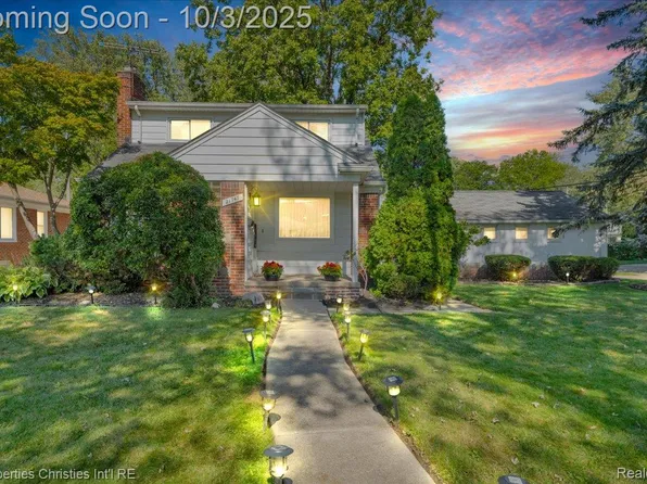 21747 Newcastle Rd, Harper Woods, MI 48225