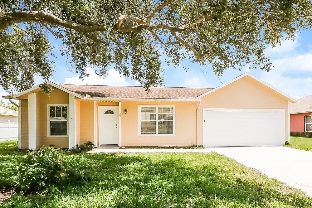3 bed, 2.0 bath, 1190 sqft, $2,065 — Photo 1