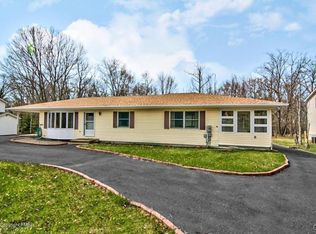 579 Snowflake Ct, Bushkill, PA 18324