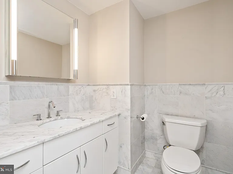 219 S 18th St #29-709 — Photo 24