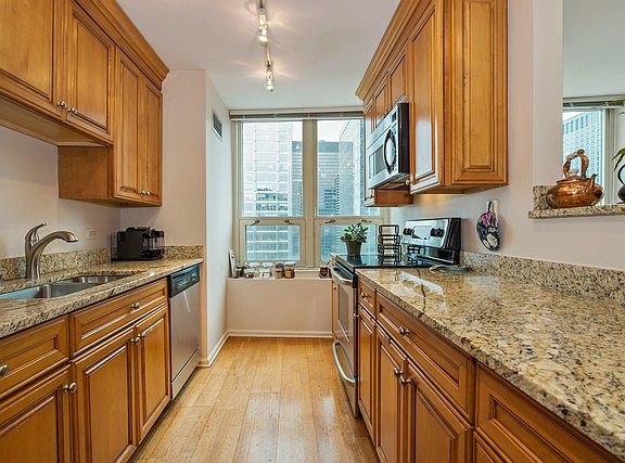 3rd image of 345 N La Salle Dr APT 4004
