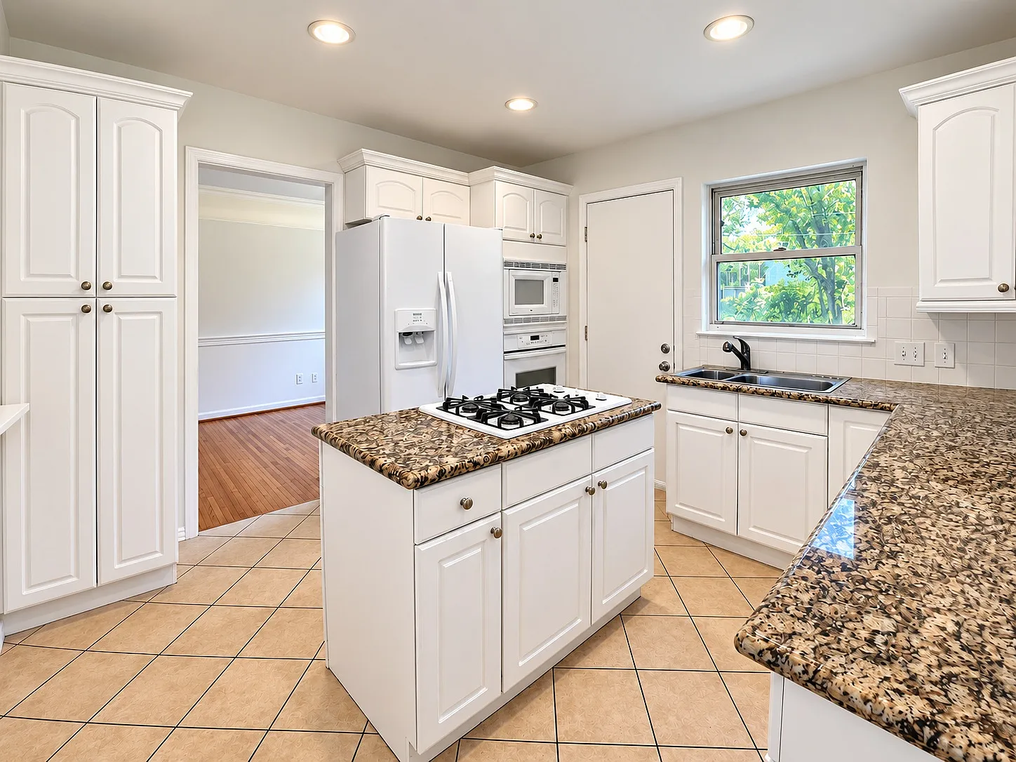2 bed, 893 sqft, $2,150 — Photo 4