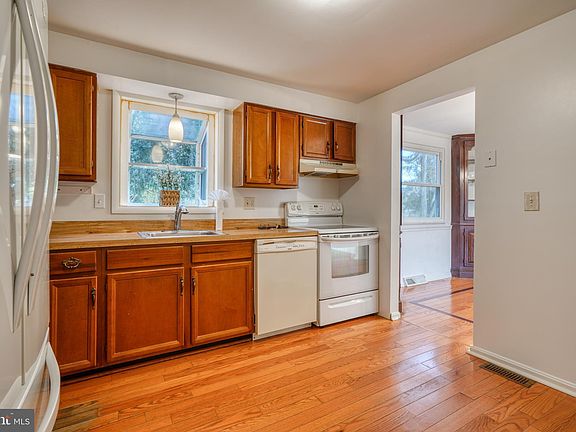 4th image of 1313 Sweetbriar Ln