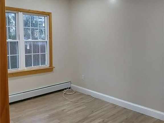 4th image of 39 E 20th St