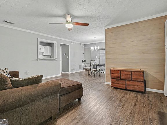 4th image of 4004 Woodridge Way