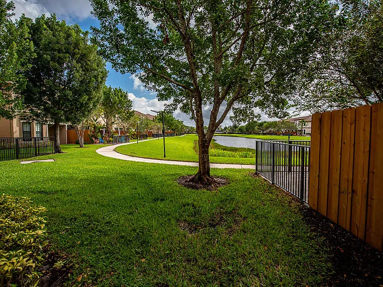 10283 Wellington Parc Dr — Photo 30