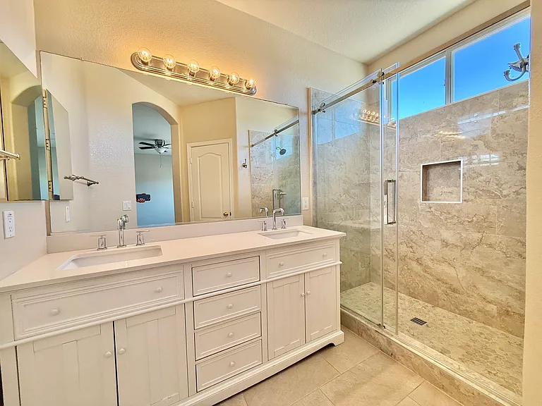 11830 W Washington St — Photo 4
