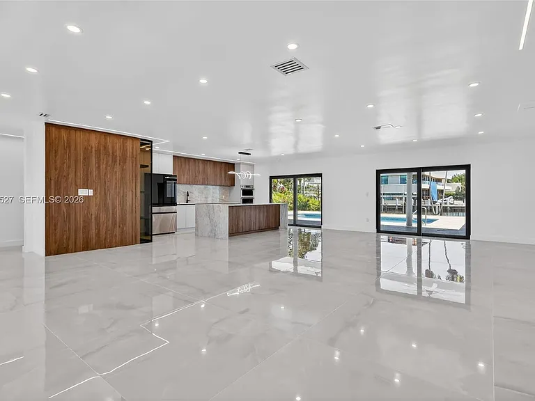 607 Layne Blvd — Photo 4