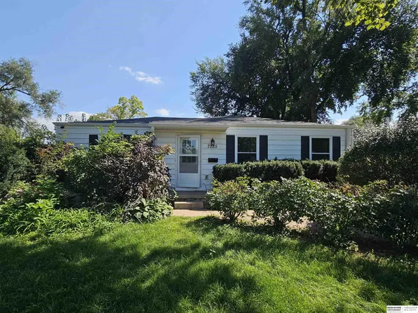 7735 Nicholas Cir, Omaha, NE 68114