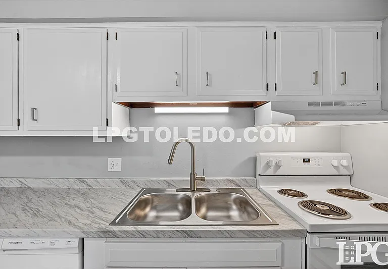 3348 Arlington Ave #8 — Photo 5