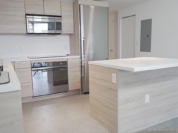 3rd image of 16385 Biscayne Blvd Unit 2606