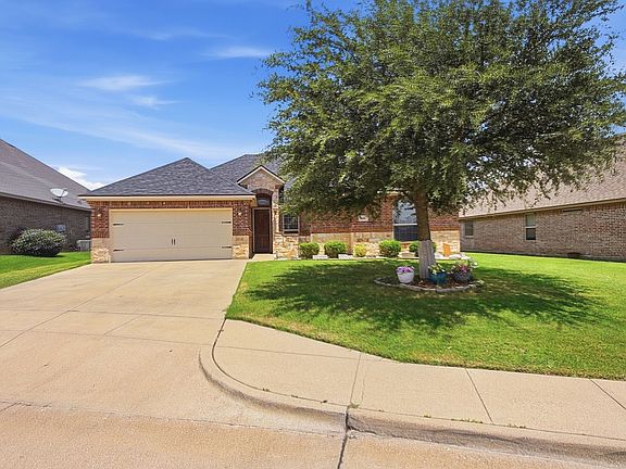 3rd image of 608 Donna Cir