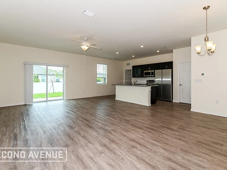 2728 NE 6th Pl — Photo 3