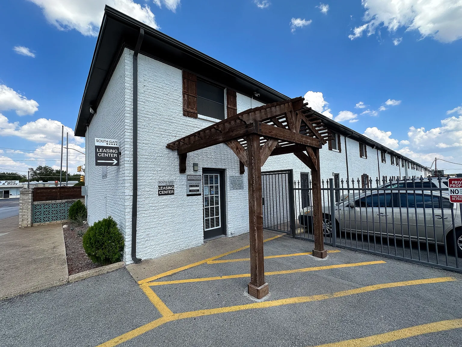 Southgate Manor Apartments — Photo 1