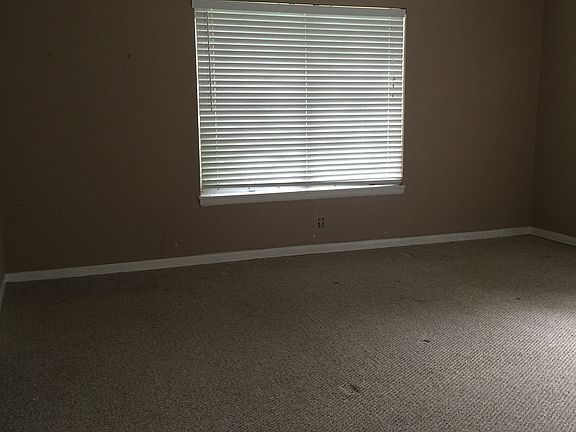 5th image of 310 Jeanette Dr