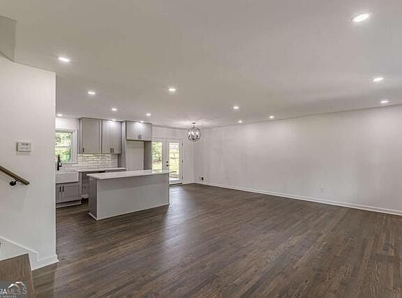 3rd image of 2352 Glendale Dr