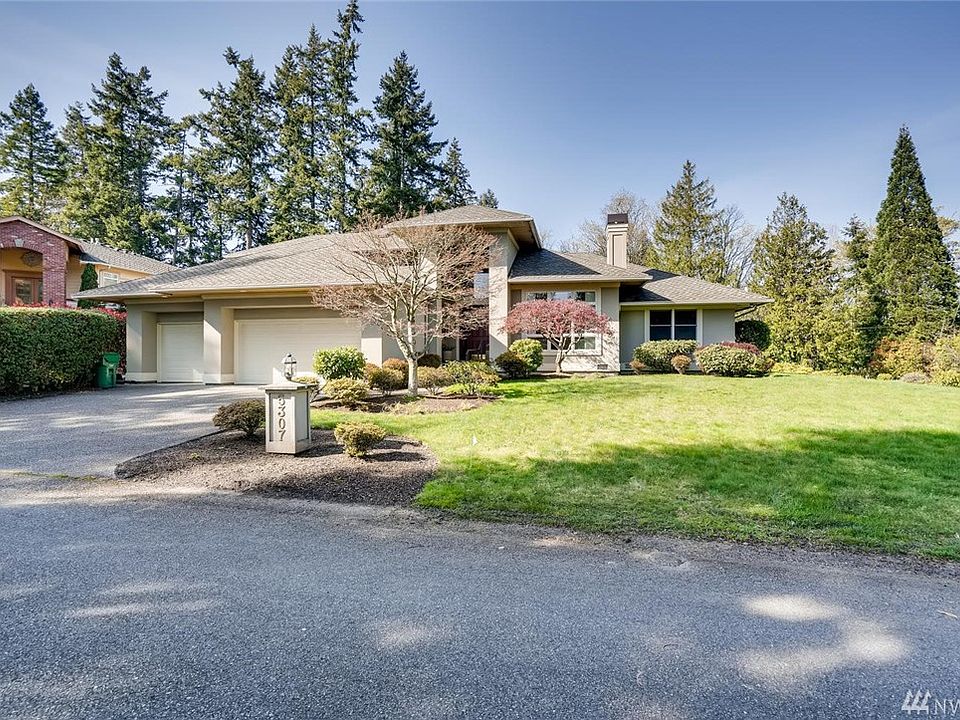 Great street appeal as you drive up to this South facing house in a small private street community.