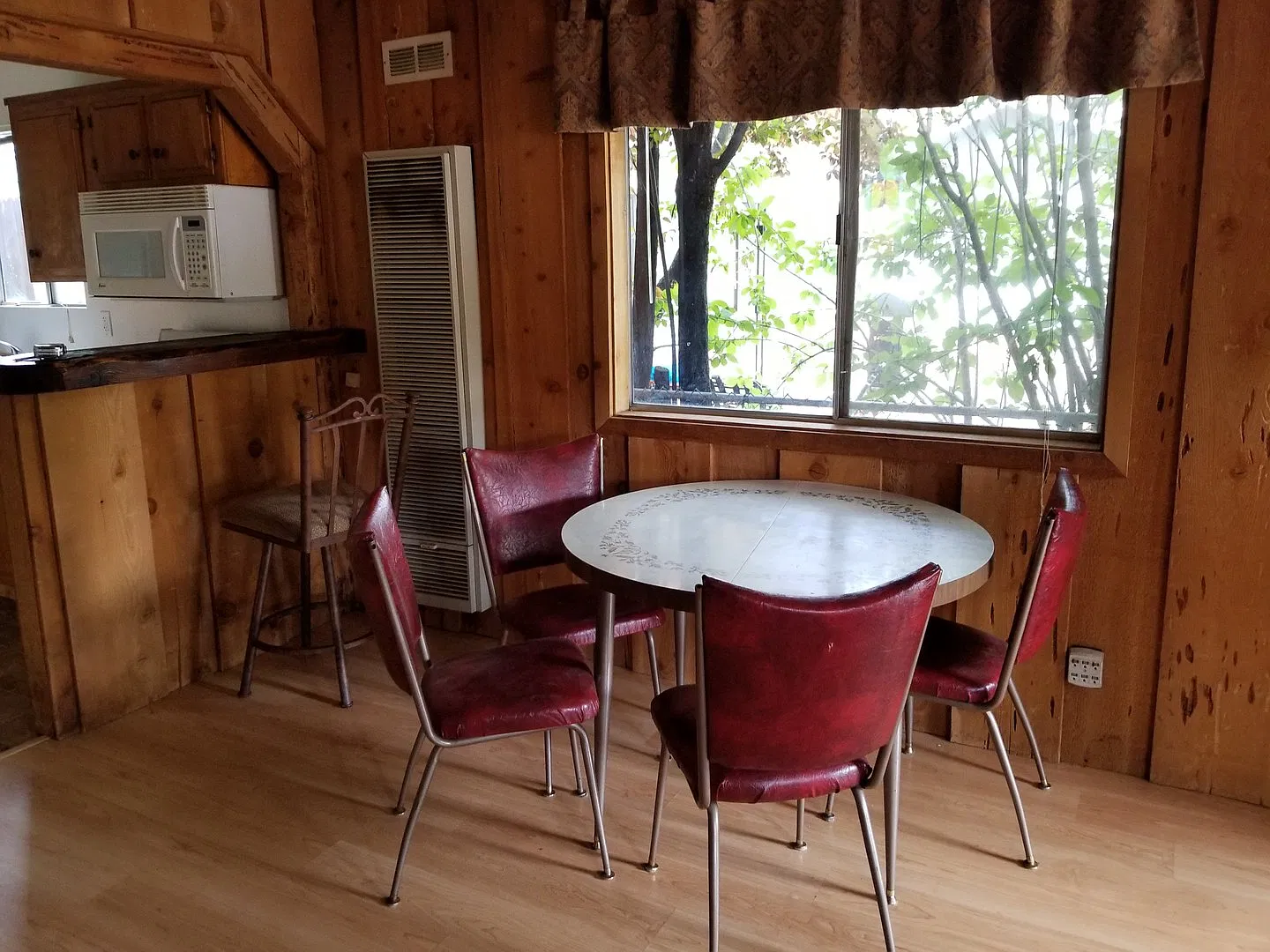 2 bedroom with 1 bath — Photo 3