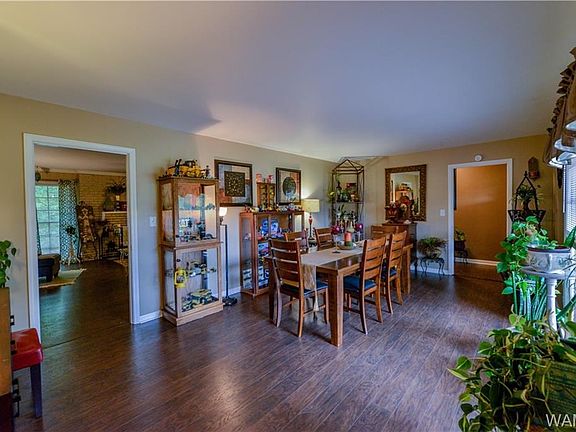 3rd image of 2432 Valley View Ln