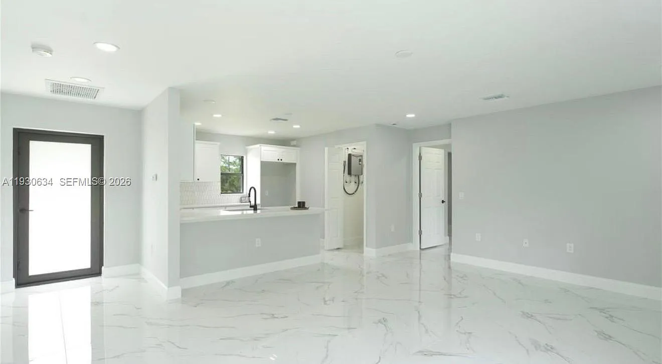 3 bed, 2.0 bath, 1188 sqft, $1,800 — Photo 3
