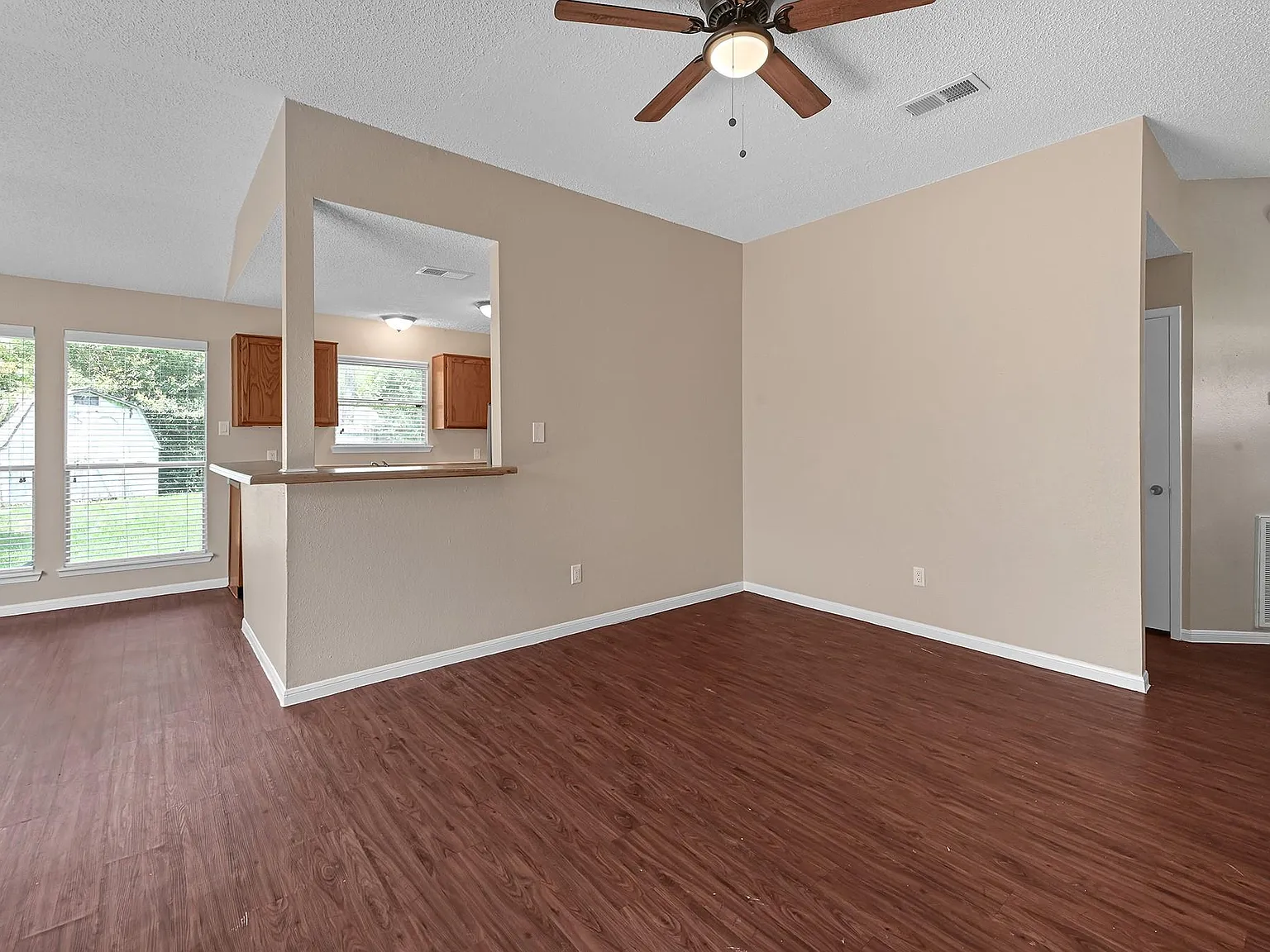 3 bed, 2.0 bath, 1050 sqft, $1,725 — Photo 4