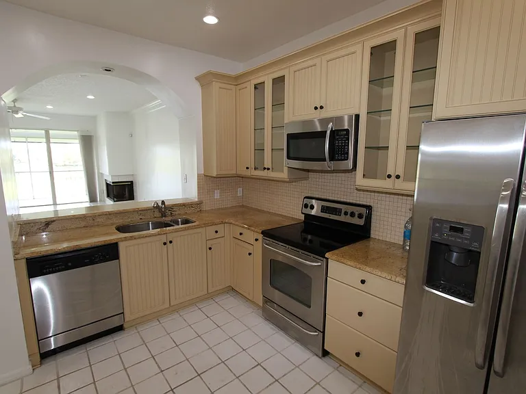 451 Hamptoncrest Cir #307 — Photo 10