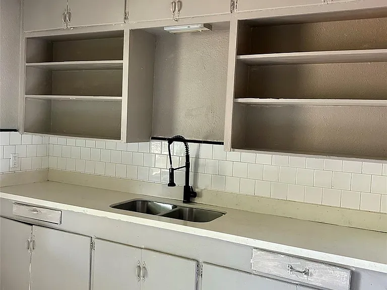 605 E Hunnicutt St #C — Photo 7