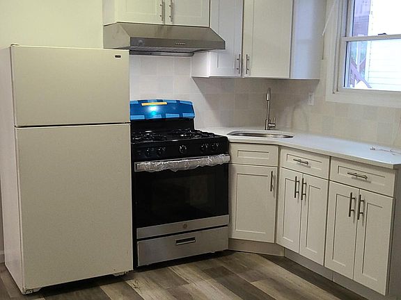 5th image of 658 Travis Ave Floor 1