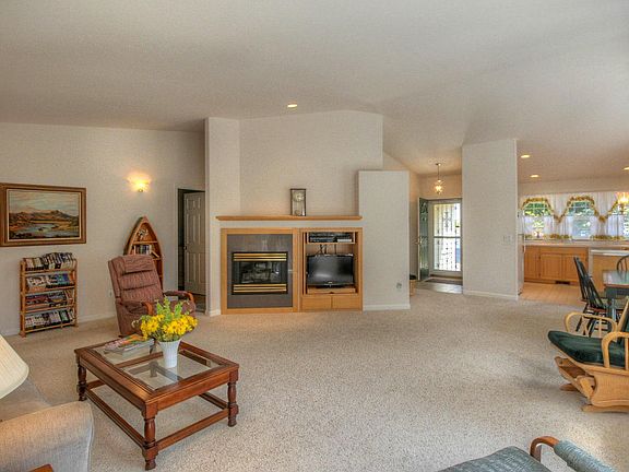 3rd image of 130 Coronado Dr