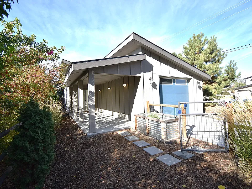 6119 W Castle Dr