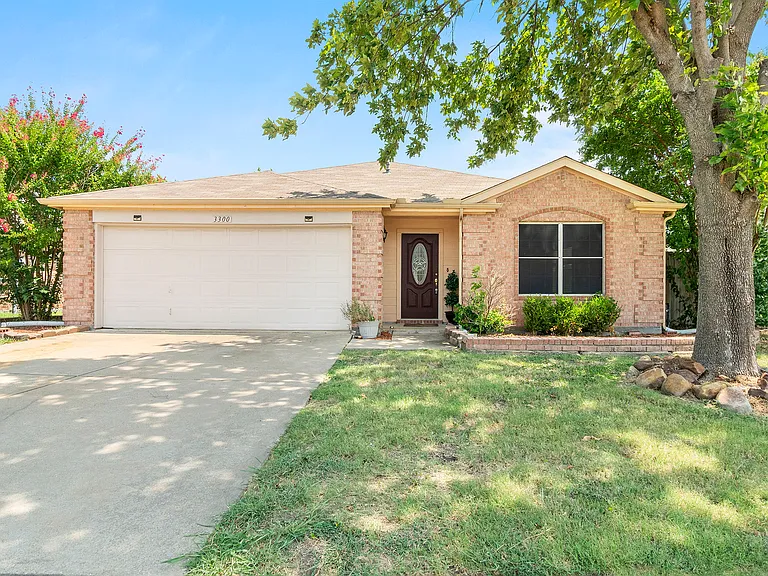 3300 Creekwood Dr — Photo 1