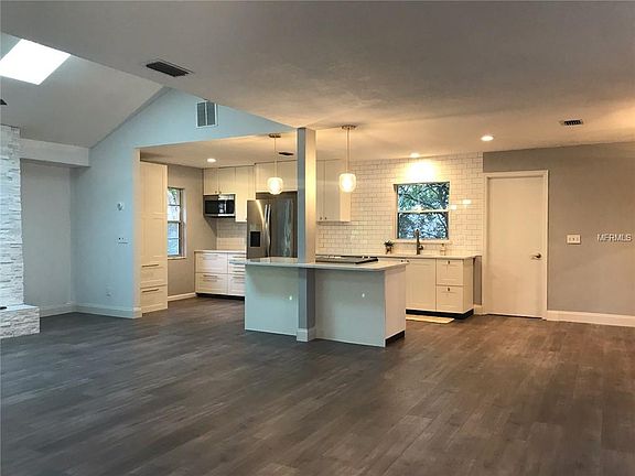 3rd image of 218 Timbercove Cir