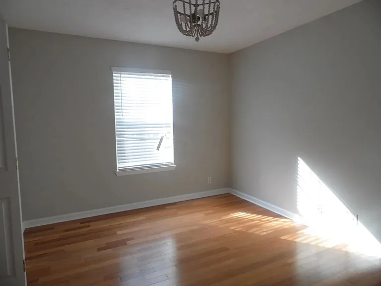 147 Royal Dr — Photo 16