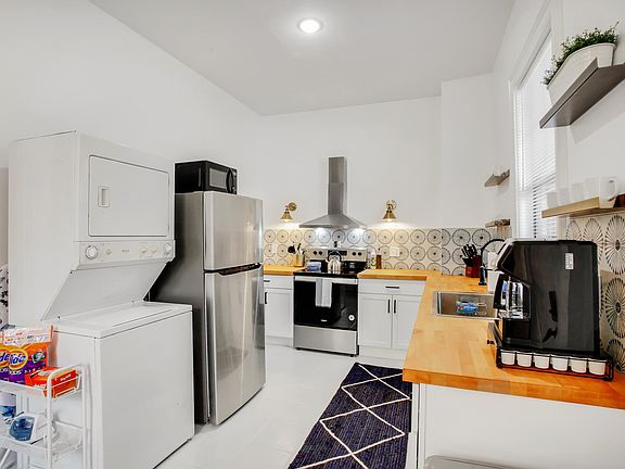 4th image of 206 W 42nd St #A