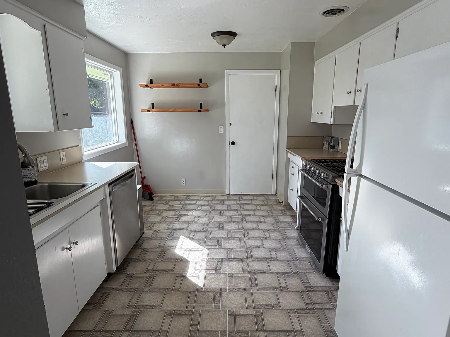 3 bed, 1245 sqft, $2,300 — Photo 4