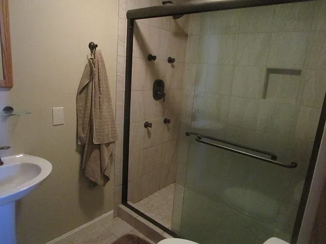 Bedroom full bath with body wash
