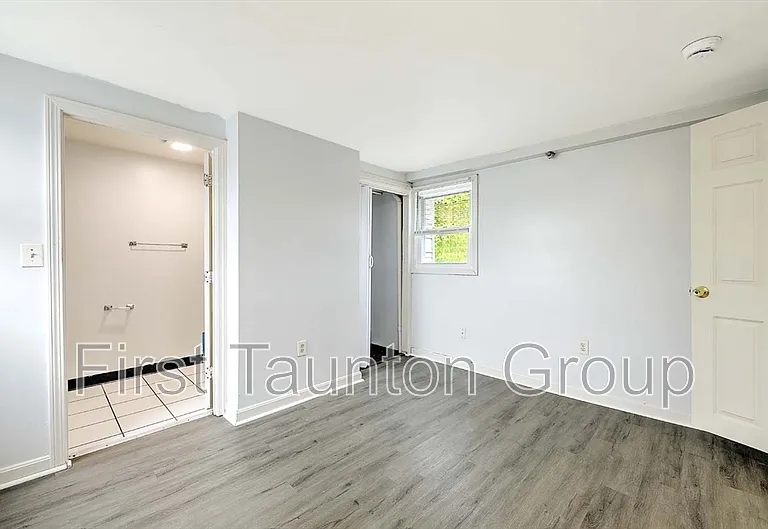 458 Weir St #5 — Photo 6