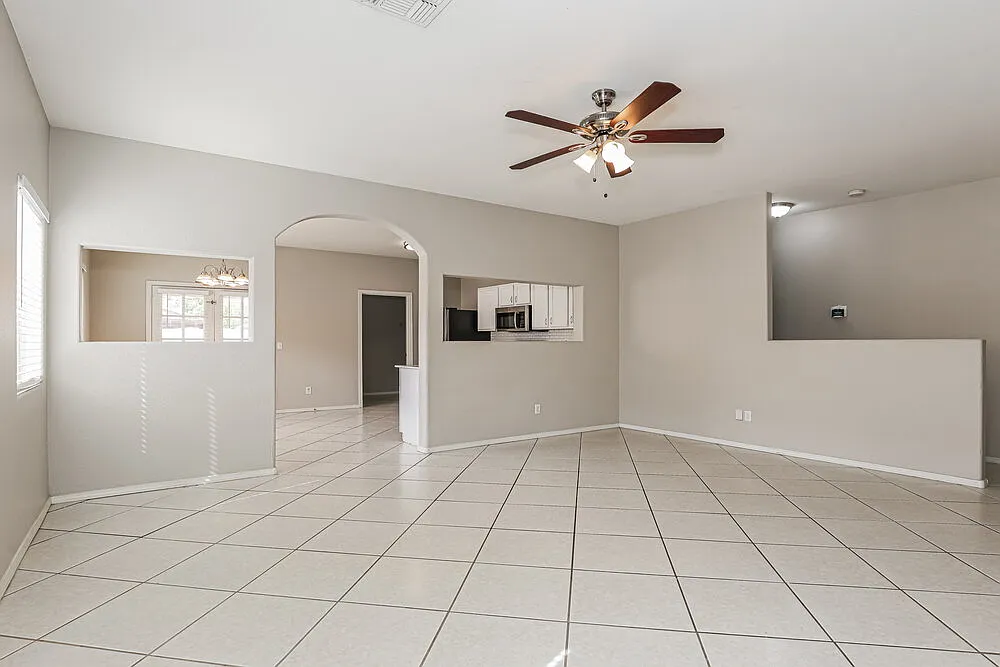3 bed, 2.0 bath, 1435 sqft, $1,905 — Photo 3