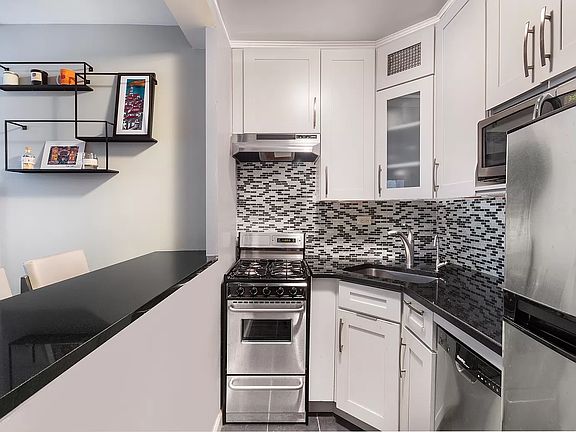 4th image of 210 E 15th St APT 5J