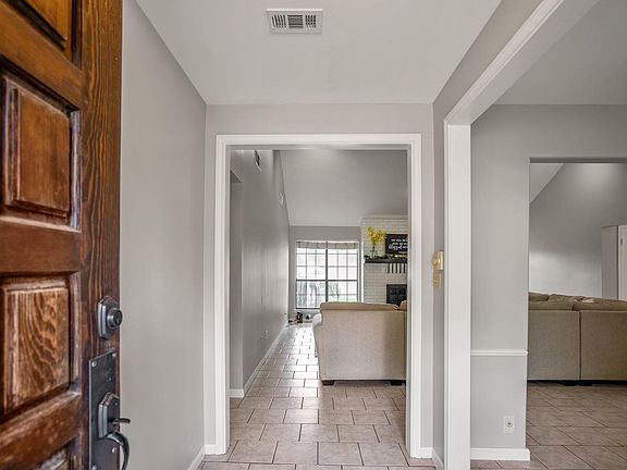 4th image of 445 Augusta Dr