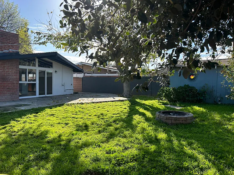 20637 Kittridge St — Photo 40