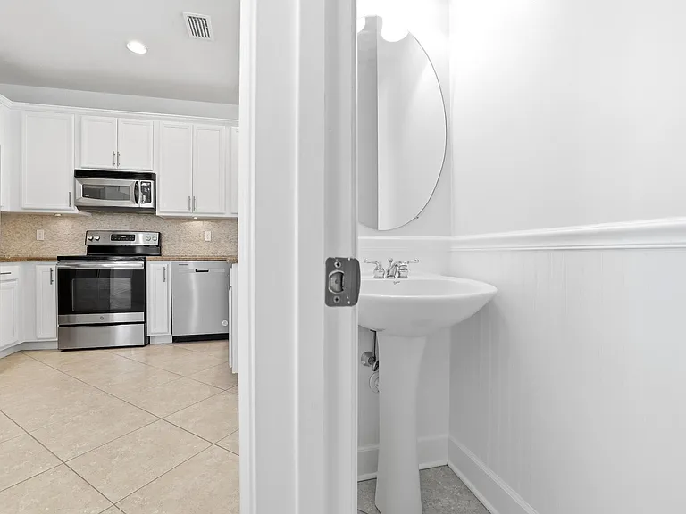 127 E Thatch Palm Cir — Photo 10