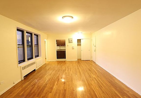 3rd image of 14345 Sanford Ave APT 402