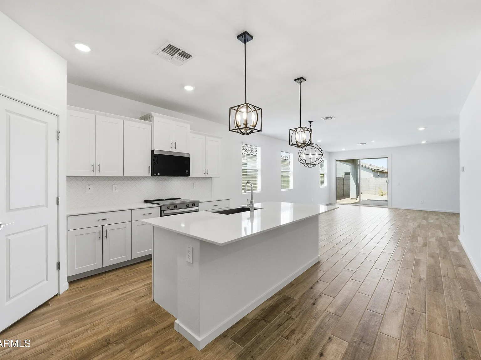 4 bed, 3.0 bath, 2049 sqft, $2,300 — Photo 3