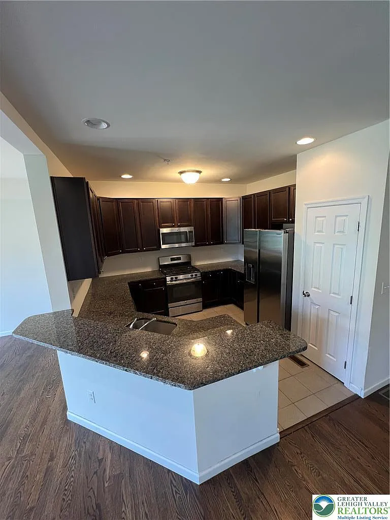 3 bed, 2.5 bath, 1869 sqft, $2,700 — Photo 3