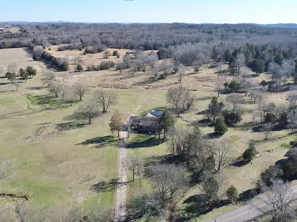 635 E Robertson Rd, Castalian Springs, TN 37031