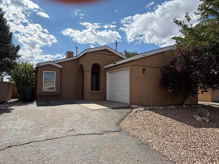 1008 Harrison Dr NE — Photo 1