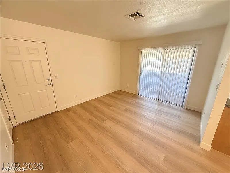 1 bed, 1.0 bath, 593 sqft, $1,200 — Photo 4