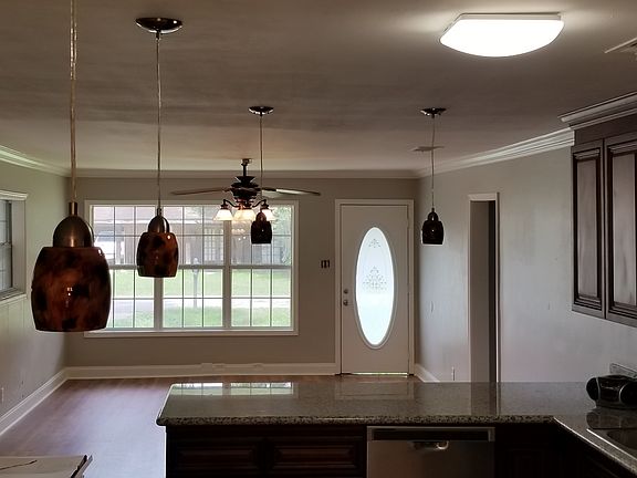 3rd image of 111 Canebroke Ln